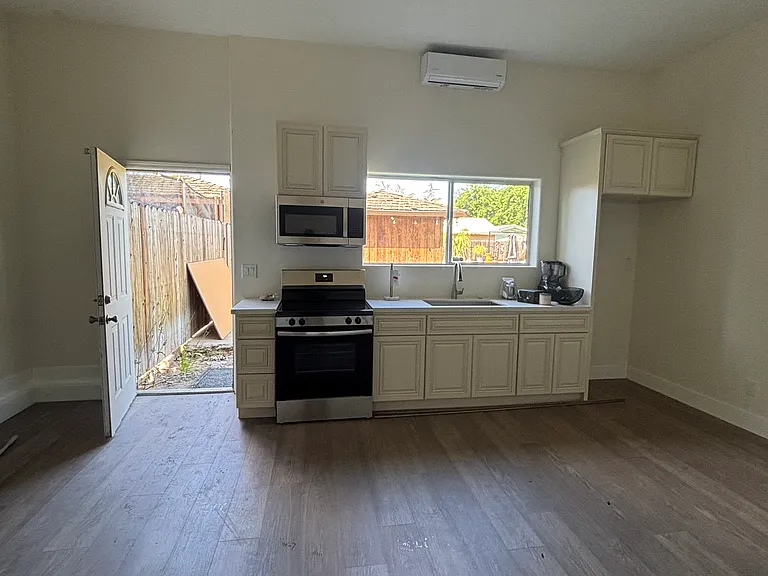 5446 Teixeira Dr — Photo 2