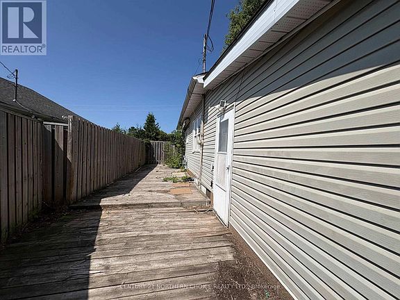 4th image of 808 Portage Ave