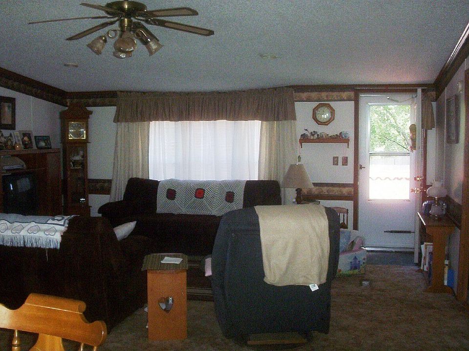 Living Room/Front Entry