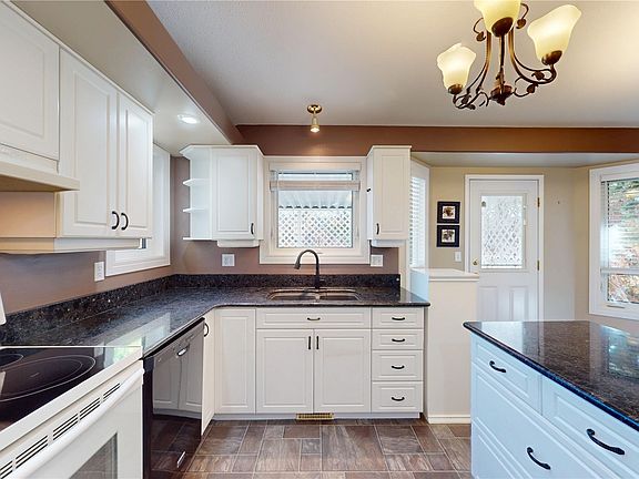5th image of 803 Swan Crescent