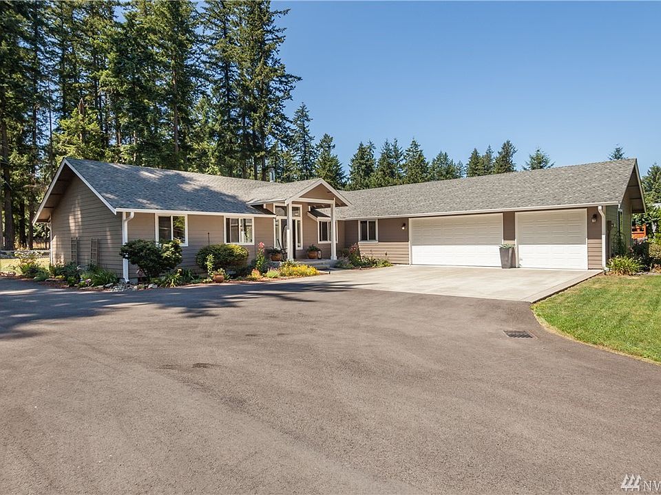 Beautiful rambler on 0.8 acre