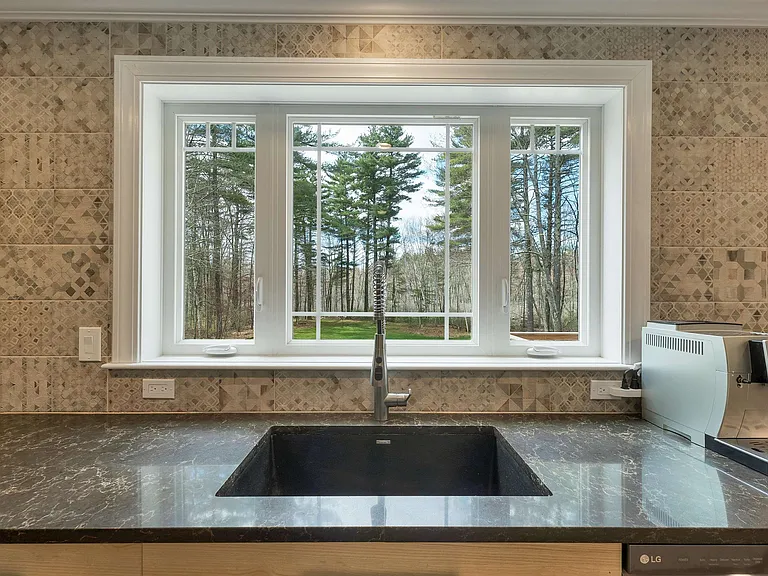 40 Mary Ann Ave — Photo 37