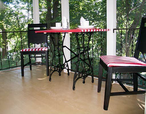 Screened-in porch area