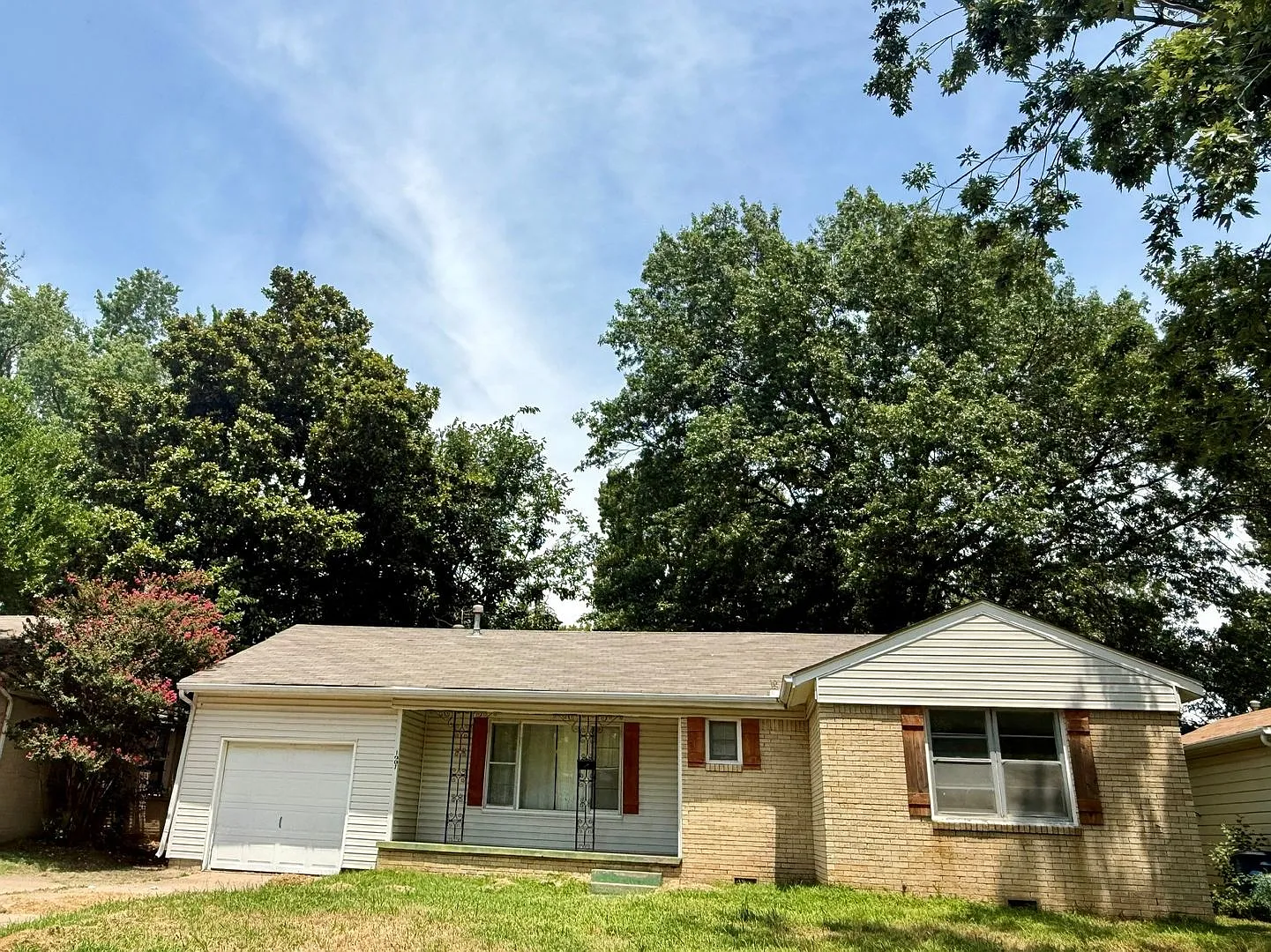 Available For Immediate Move In! Walk To Riverside Parks — Photo 1