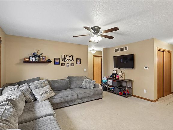 5th image of 451 Elm St