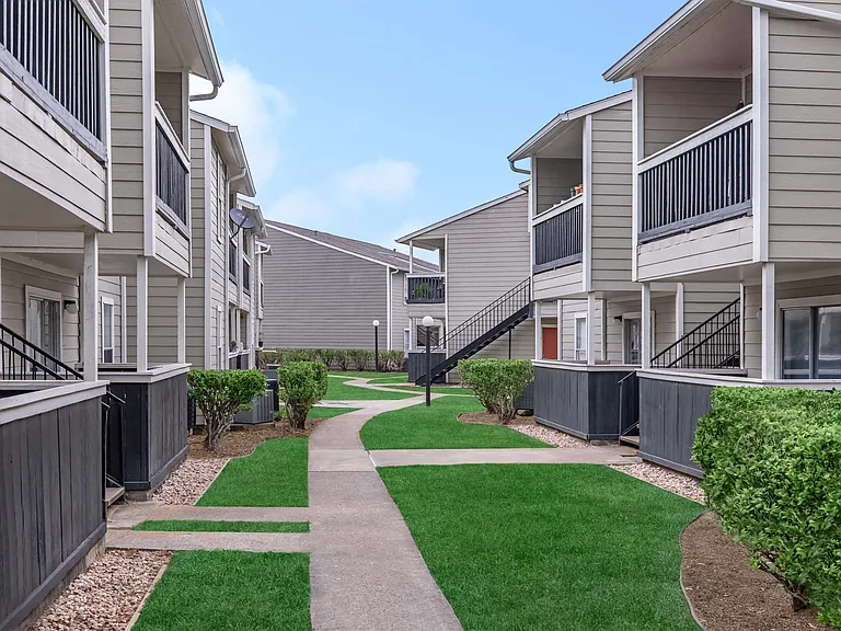 Royal Wildewood Manor Apartments — Photo 8