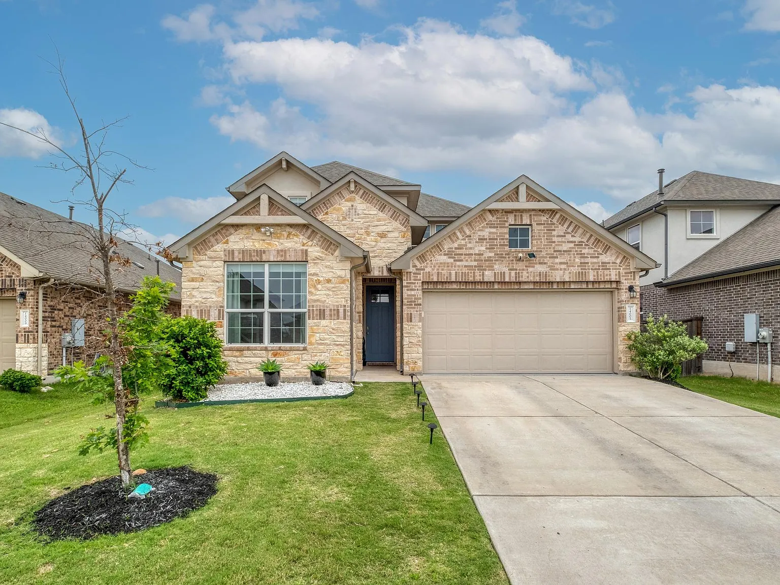 4 bed, 3.0 bath, 2564 sqft, $2,550 — Photo 1