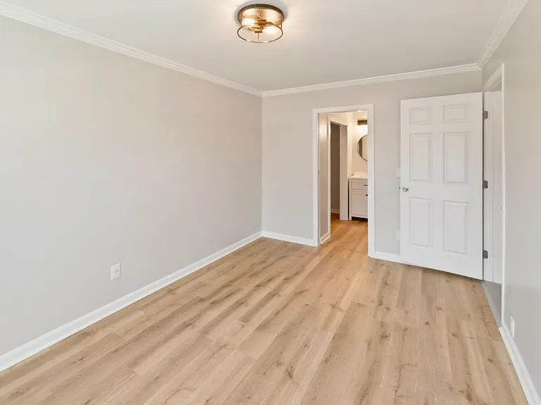 1033 N Pine St — Photo 14