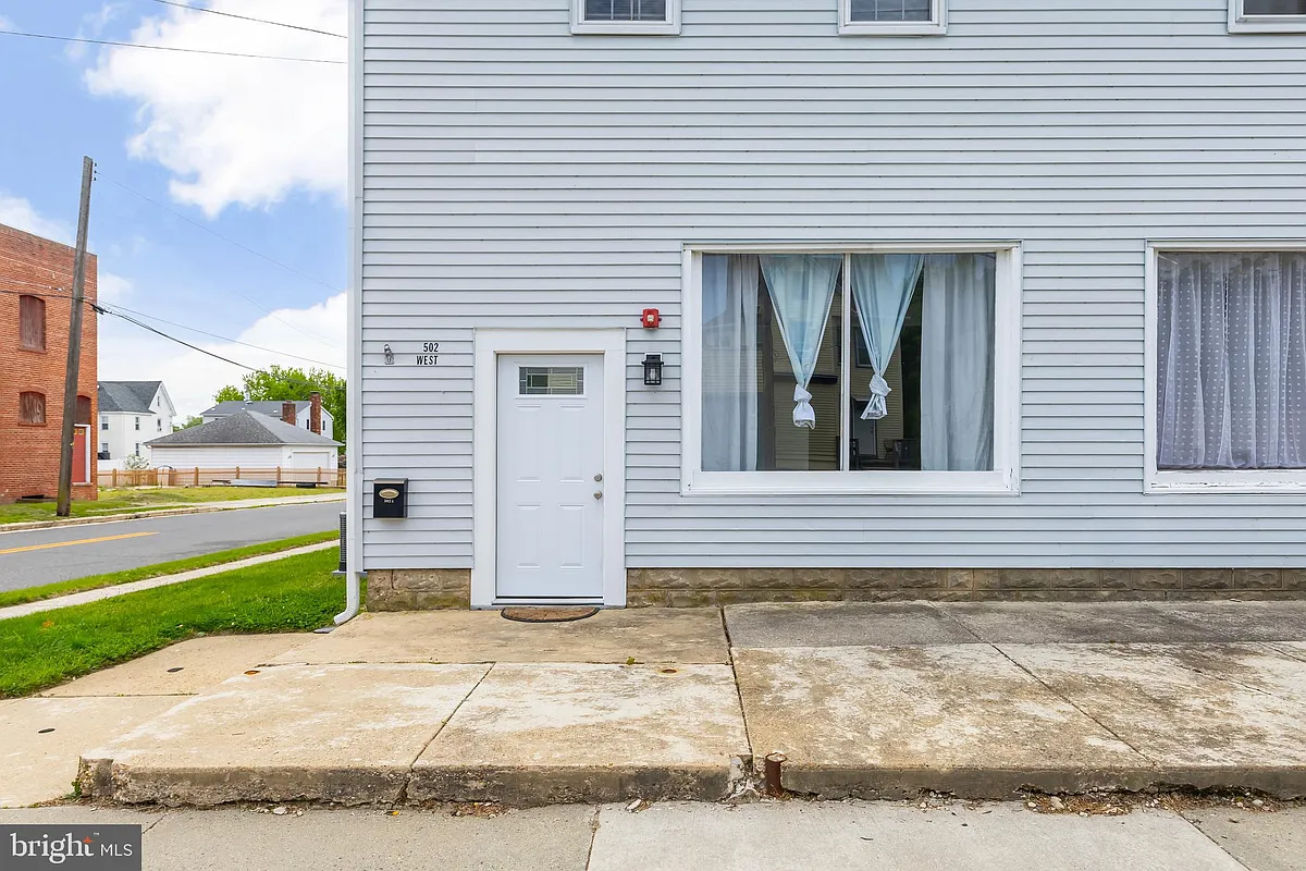 Building Photo - 504 W Broad St #502-A