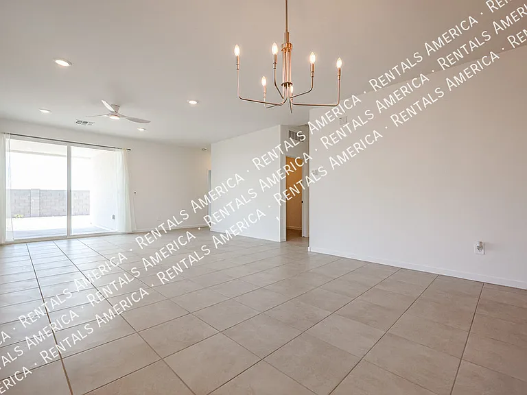 3380 N Camden Dr — Photo 14