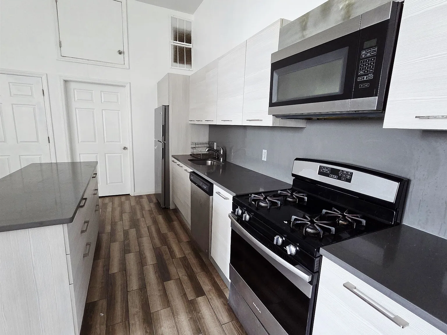2 bed, 1.0 bath, 1200 sqft, $2,350 — Photo 2