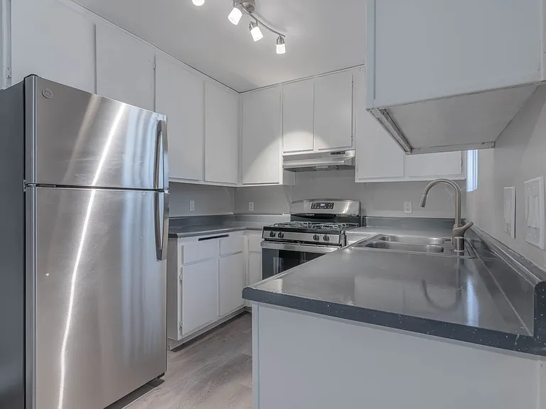 Shoreline Apartments — Photo 12