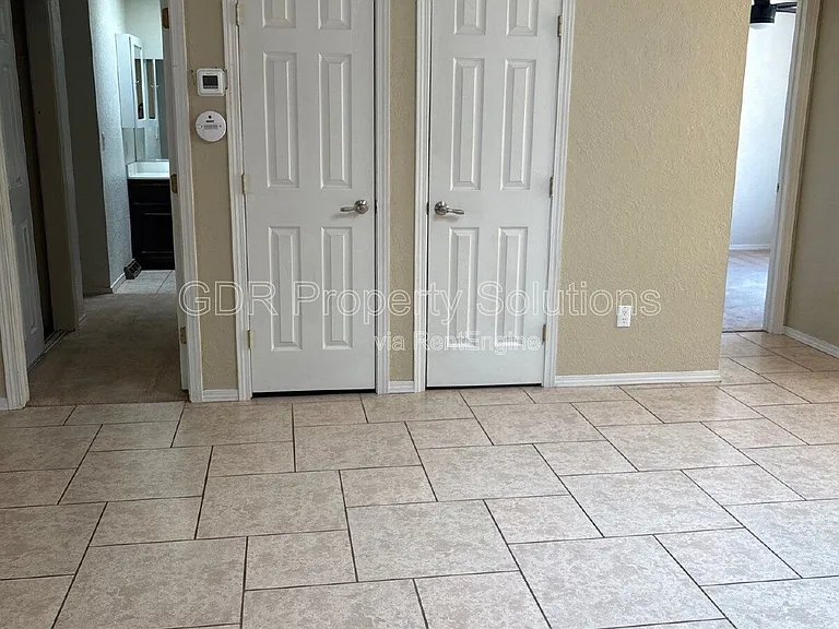 5828 Elmwood Dr NE — Photo 10