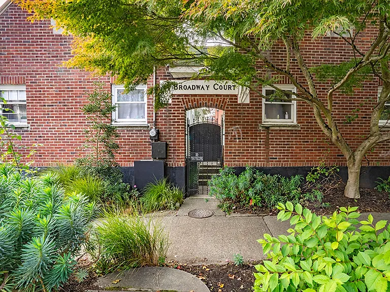 Broadway Court — Photo 18