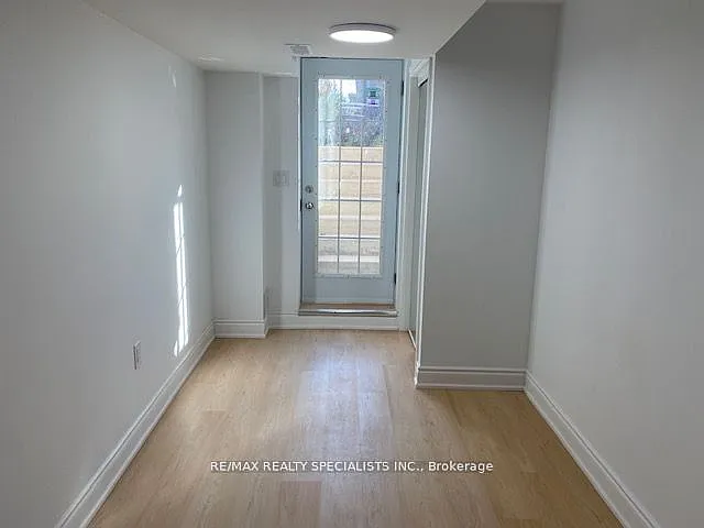 886 Francine Cres #LOWER — Photo 2