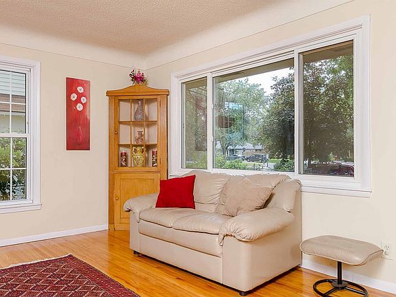 Living room has coved ceilings