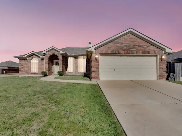 1313 Embercrest Dr, Midlothian, TX 76065