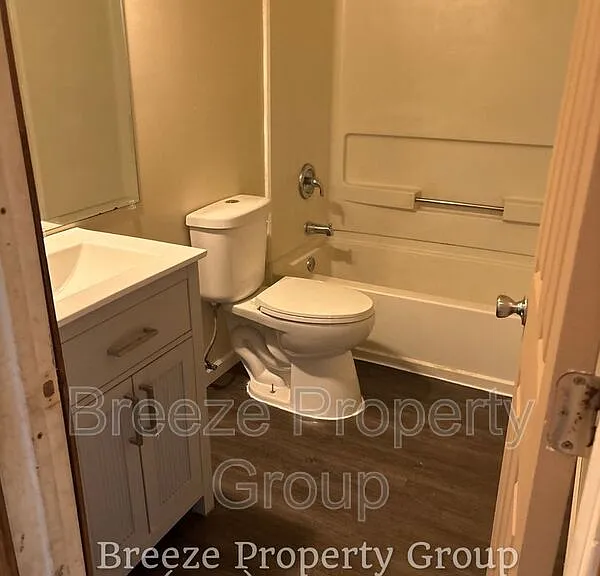 913 Hawthorne St — Photo 5