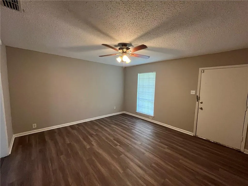 3 bed, 2.0 bath, 1118 sqft, $1,250 — Photo 3
