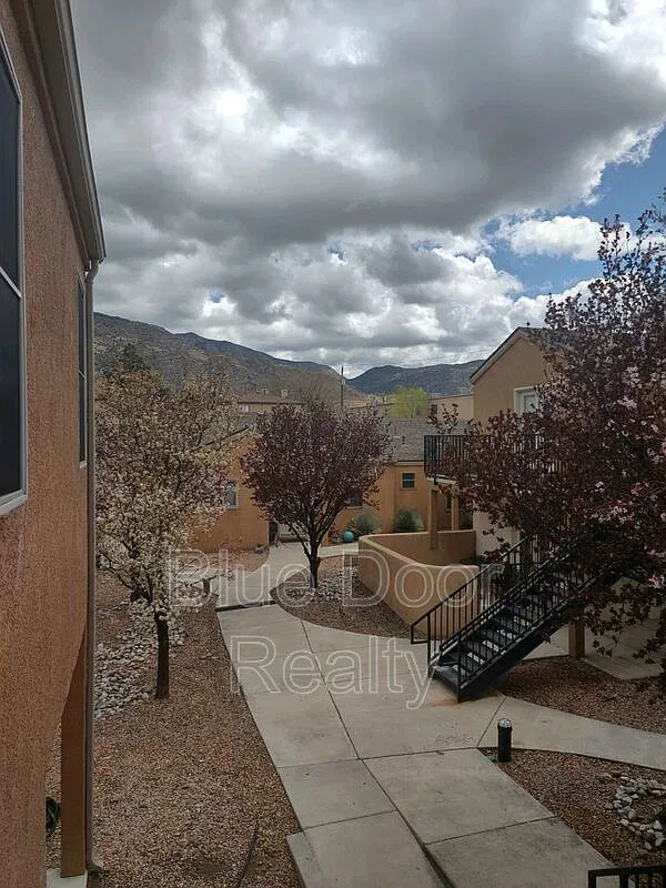 3 bed, 2.0 bath, 1100 sqft, $1,800 — Photo 2
