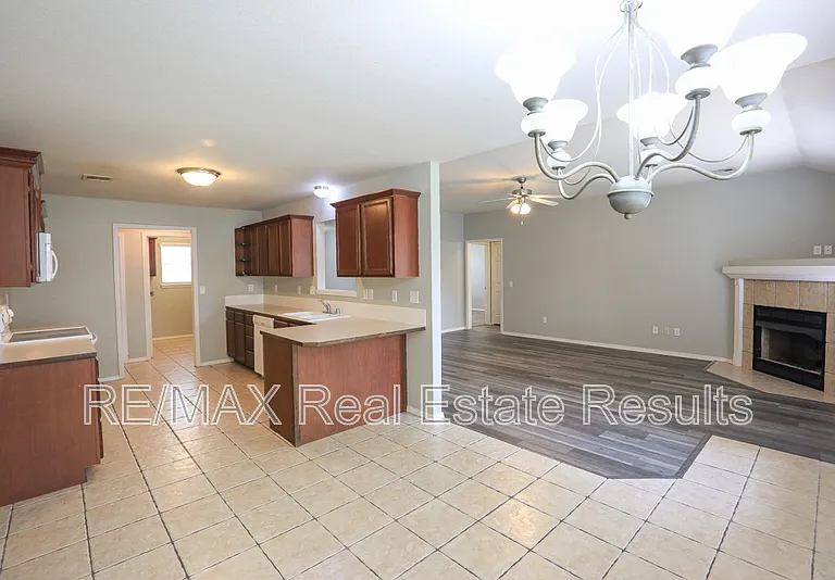1907 SW Columbus Rd — Photo 4