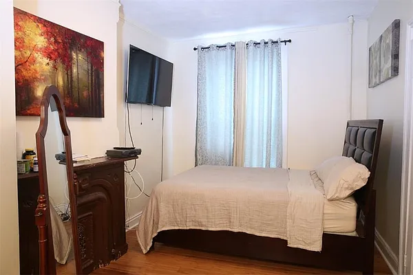 Sold by R New York | media 10
