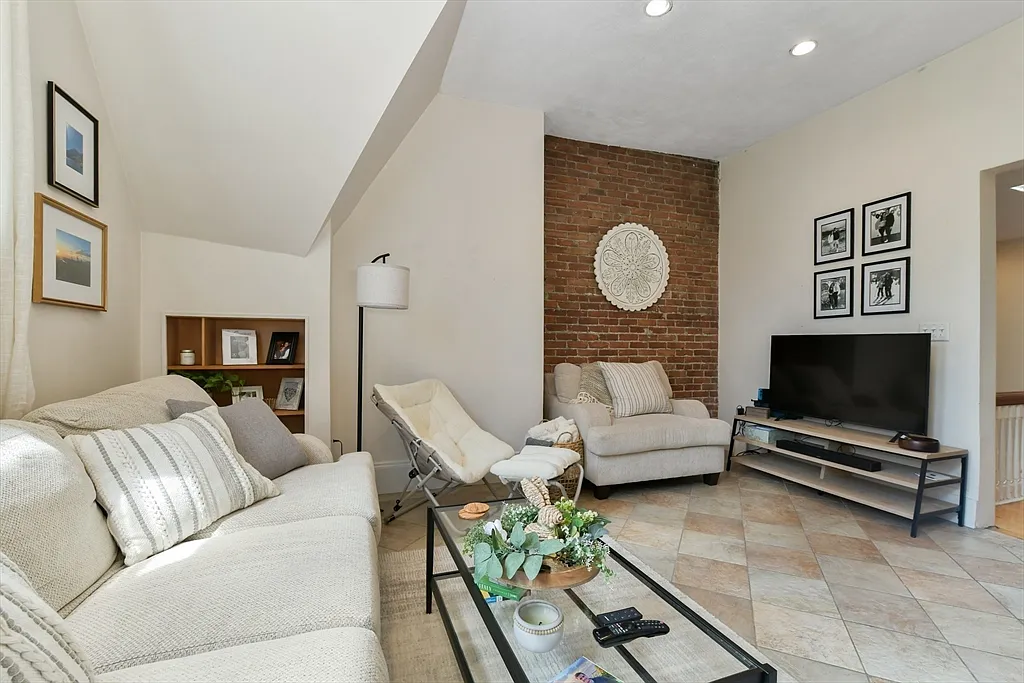 2 bed, 1.0 bath, 1036 sqft, $2,700 — Photo 4