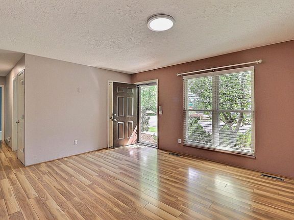 4th image of 400 Towhee St