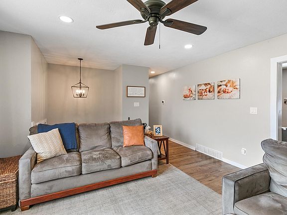 4th image of 9260 Elmcrest Dr