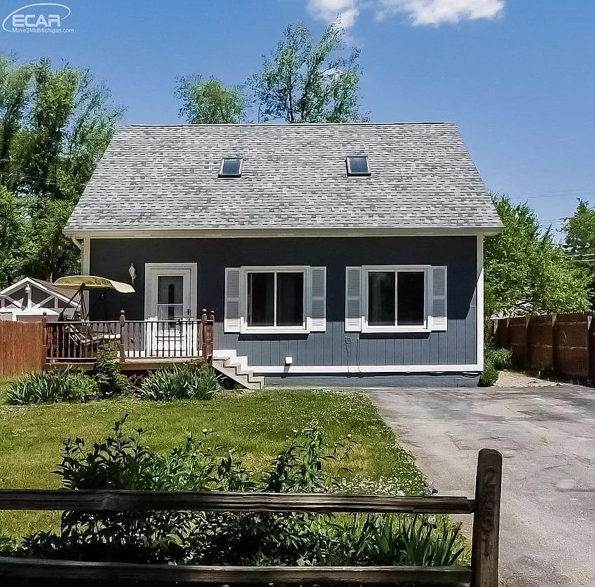 2851 Cloverdale photo 1