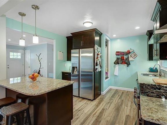 5th image of 81 Carteret St
