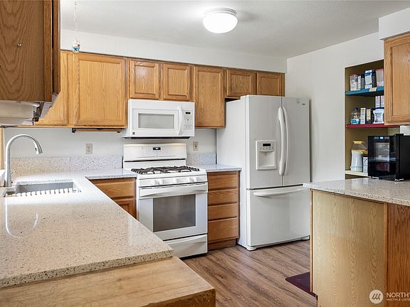 3rd image of 70 E Sycamore Place