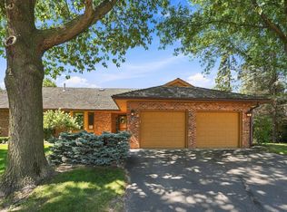 15 Anemone Cir, North Oaks, MN 55127