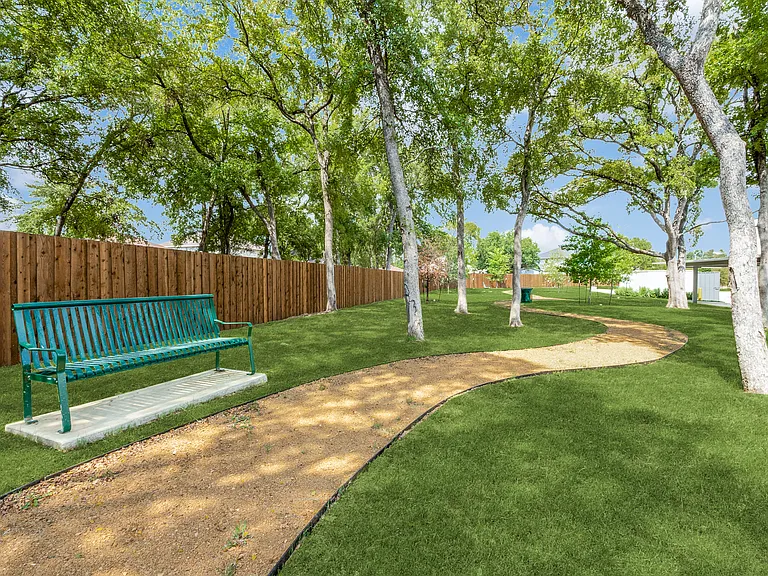 Remi West Dallas — Photo 28