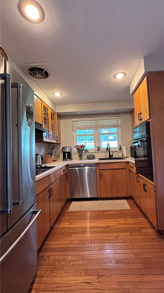 4 bed, 1376 sqft, $3,000 — Photo 3