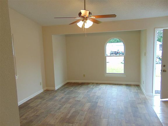 4th image of 912 Leyenda Dr