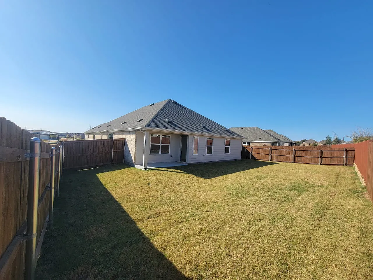 5 bed, 2048 sqft, $2,759 — Photo 3