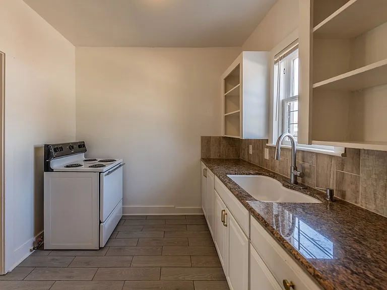 631 E Ashby Pl — Photo 6