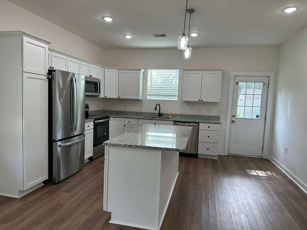 3 bed, 1289 sqft, $2,400 — Photo 2