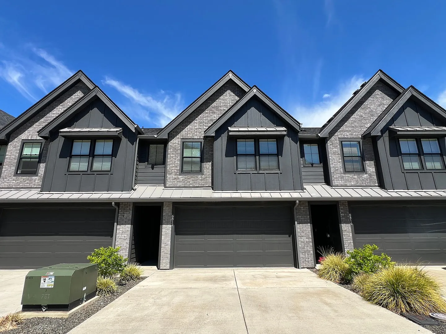 Luxury Townhome for Lease at the Courtyards at Hidden Crest - 6812 NE 131st Way — Photo 2