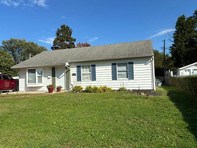 3 bed, 1.5 bath, 1050 sqft, $1,695 — Photo 1