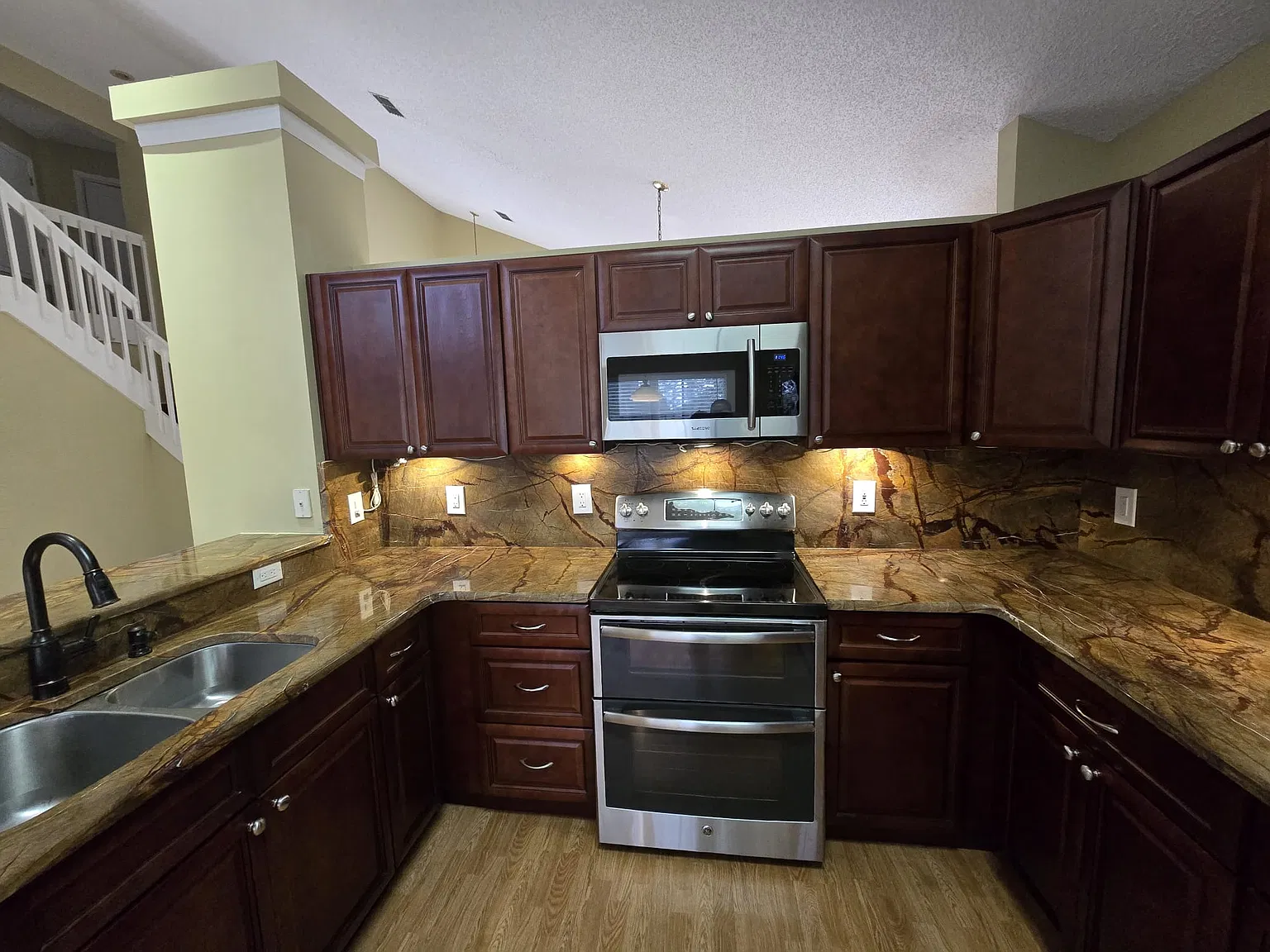 4 bed, 2.5 bath, 2068 sqft, $3,395 — Photo 4