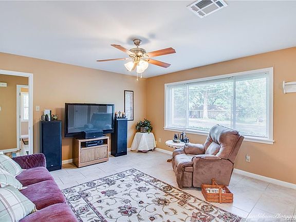 4th image of 8451 Parkdale Dr