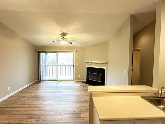 3rd image of 8876 Eagleview Dr
