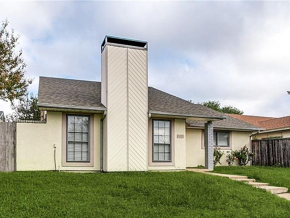 3rd image of 2221 Montclair Dr