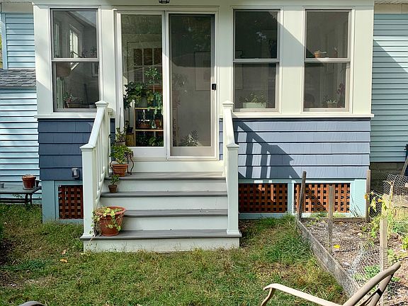 Private yard, 5 raised beds