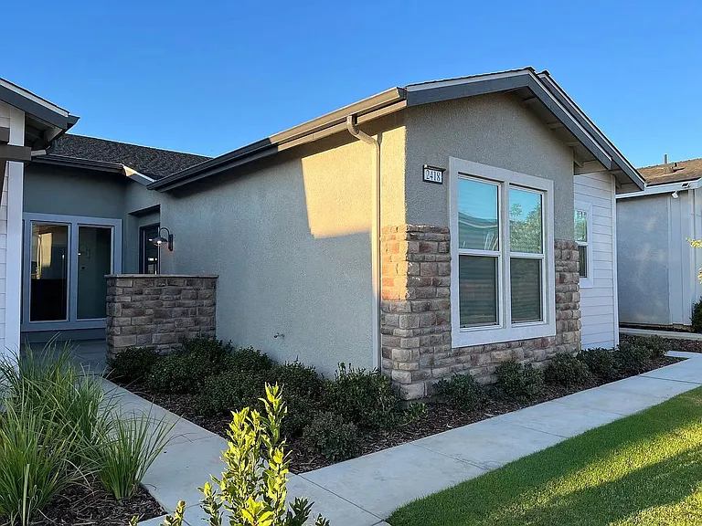 2418 Bastidas Dr — Photo 13