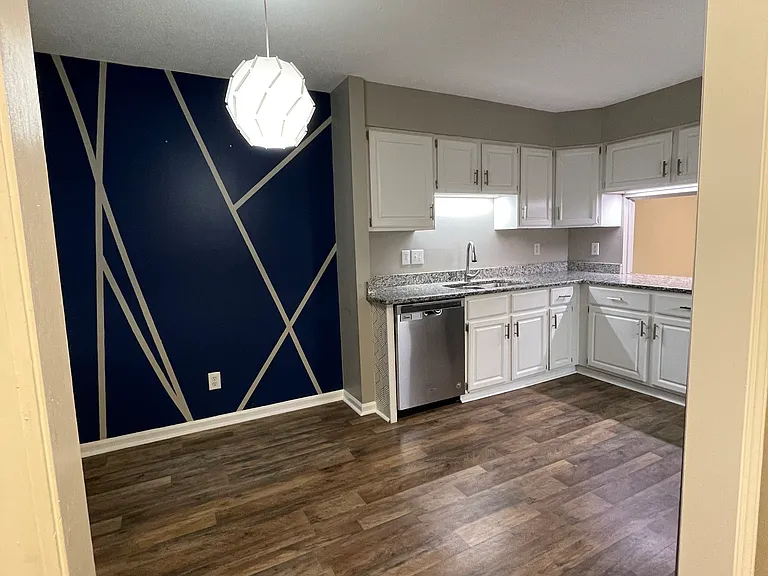 402 Forest Ct — Photo 17