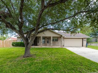 319 Crownhill Dr, Pleasanton, TX 78064