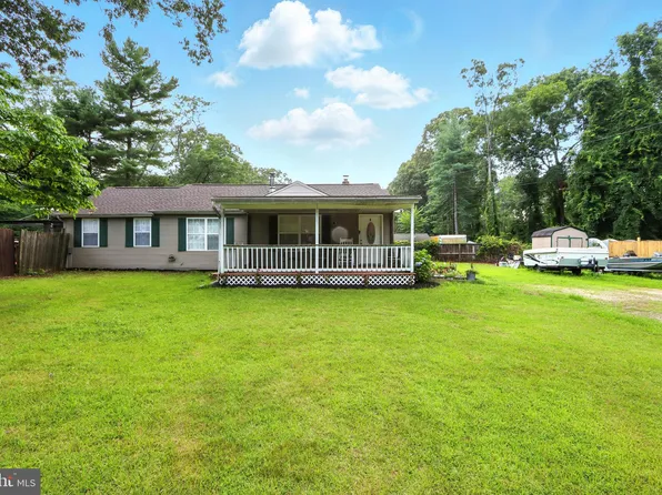 8402 Lynn Cir, Pasadena, MD 21122